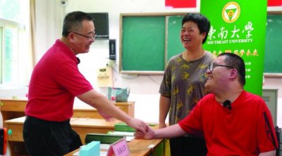 ​仅两根手指能写字的高考生，获这所大学邀请！