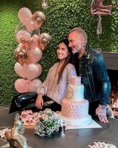 ​意53岁富豪为恋人庆26岁，喊女王爱意浓，花花公子已安定3年