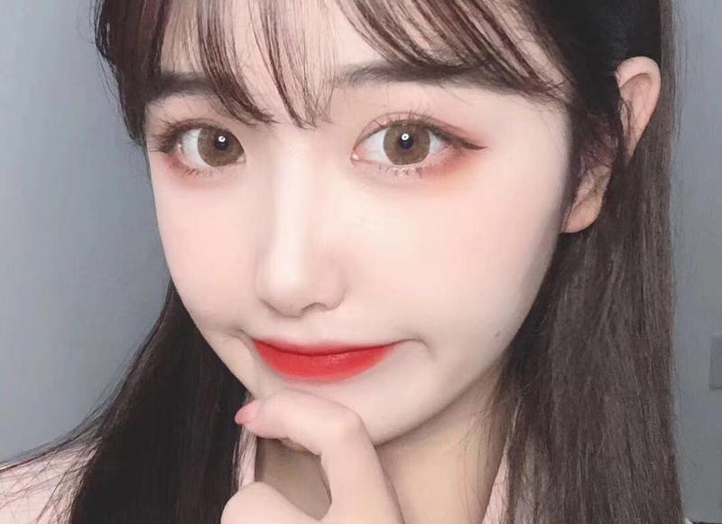 女人暗恋一个男人会出现什么表现(女人暗恋一个男人的三个表现)