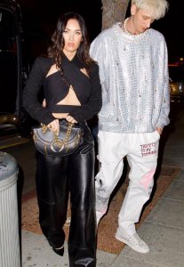 ​梅根福克斯现身街拍（梅根福克斯没穿对衣服）