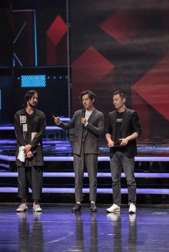 当1米85胡歌撞上1米80朱亚文，网友：谎报身高的那位，尴尬吗？