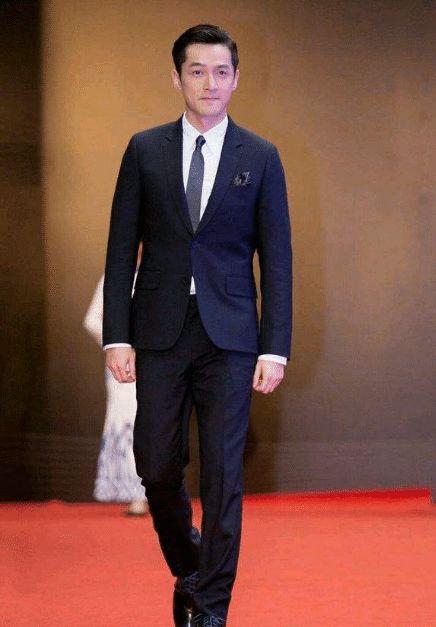 当1米85胡歌撞上1米80朱亚文，网友：谎报身高的那位，尴尬吗？