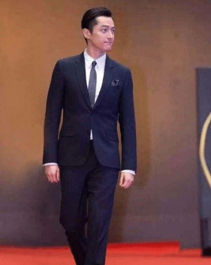 当1米85胡歌撞上1米80朱亚文，网友：谎报身高的那位，尴尬吗？