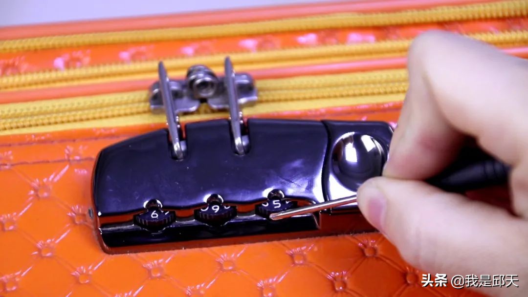 行李箱密码忘记了,试了一圈还是打不开?教你一个30秒解开的窍门