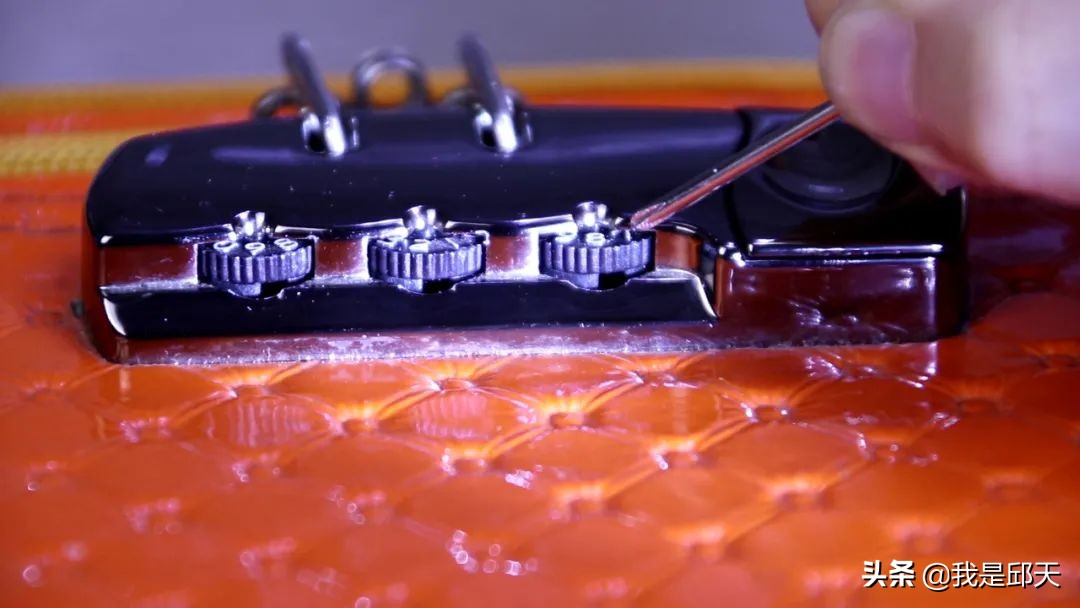 行李箱密码忘记了,试了一圈还是打不开?教你一个30秒解开的窍门