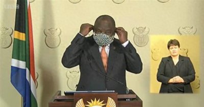 ​南非总统直播示范佩戴口罩，手忙脚乱现场翻车，手语翻译一脸无奈