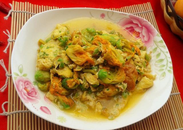 农村美食，南瓜花炒鸡蛋你吃过吗？
