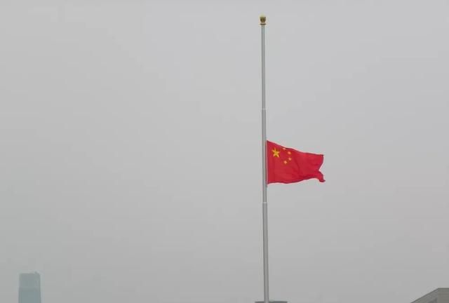 下半旗是把旗子下降到，为何是“下半旗志哀”而非“下半旗致哀”呢？你懂下半旗知识吗？图5