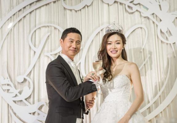 被疑小三插足，一家四口儿子非亲生，揭开赵薇婚姻背后的秘密