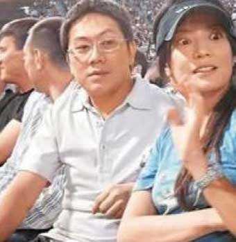 被疑小三插足，一家四口儿子非亲生，揭开赵薇婚姻背后的秘密