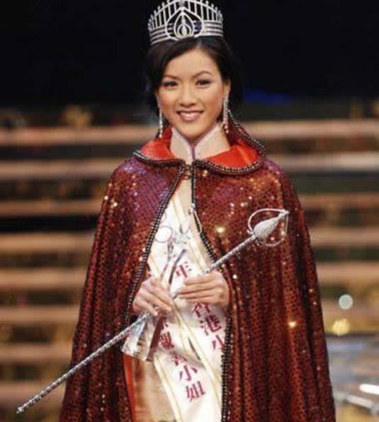 被疑小三插足，一家四口儿子非亲生，揭开赵薇婚姻背后的秘密