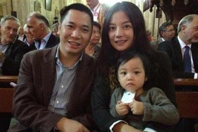 被疑小三插足，一家四口儿子非亲生，揭开赵薇婚姻背后的秘密