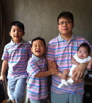 被疑小三插足，一家四口儿子非亲生，揭开赵薇婚姻背后的秘密