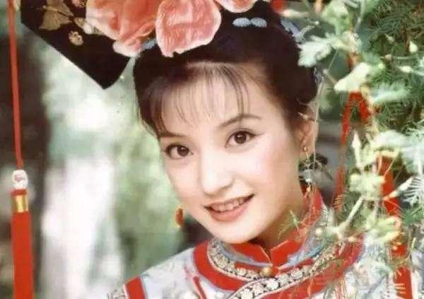 被疑小三插足，一家四口儿子非亲生，揭开赵薇婚姻背后的秘密