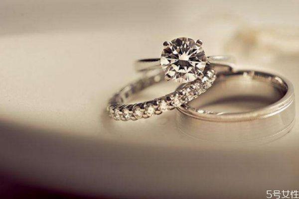结婚戒指平时要戴吗 结婚戒指怎么戴