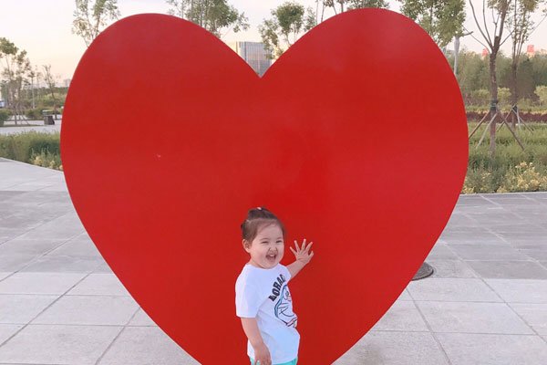 小刚几手指是什么病 巨指症妈妈说是被门夹了