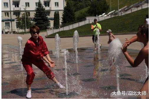 刘翔深夜晒旅行照 妻子吴莎罕见出镜, 二人感情超甜蜜