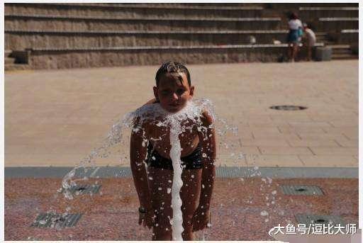 刘翔深夜晒旅行照 妻子吴莎罕见出镜, 二人感情超甜蜜