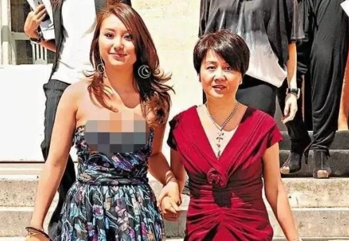 何超云是谁生的 网曝何超云是赌王与利智的私生女