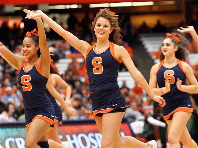 nba啦啦队是做什么的（篮球中场休息表演的队伍都是啦啦队吗）