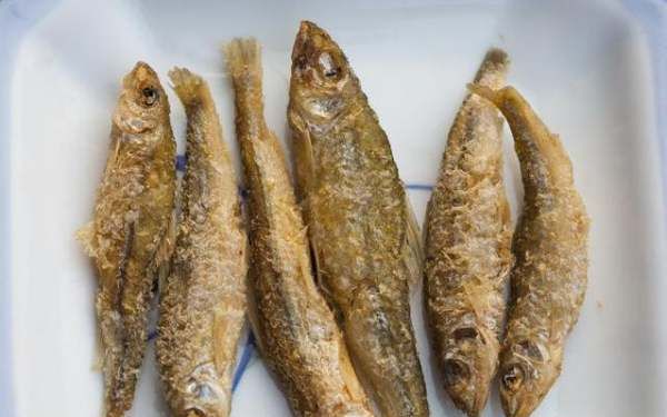 怎么炸鱼好吃又脆嫩,炸鱼怎么炸才酥脆视频图12