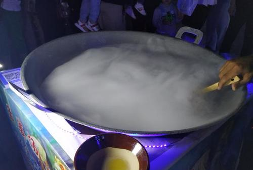 孟婆汤为什么这么火,郑州女子扮孟婆熬制孟婆汤图4