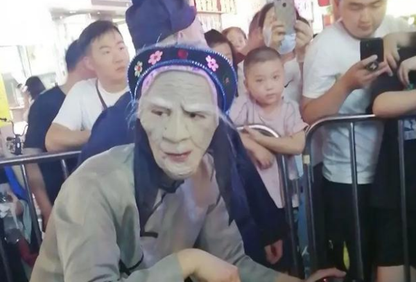 孟婆汤为什么这么火,郑州女子扮孟婆熬制孟婆汤图1