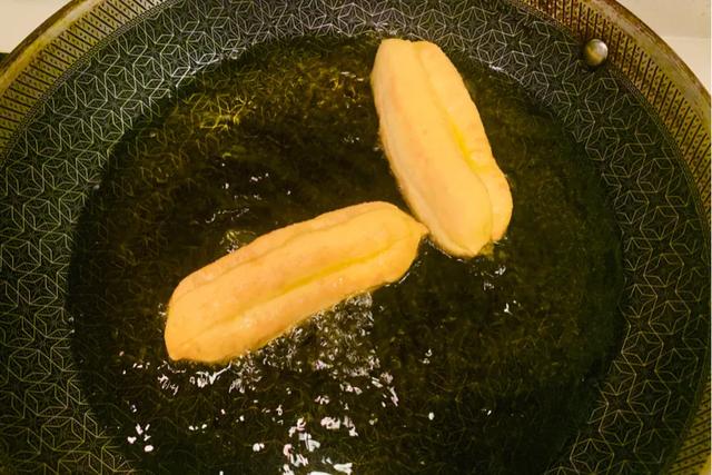 油条饼怎么做才松软（蓬松酥脆的大油条和油饼一步到位）(14)