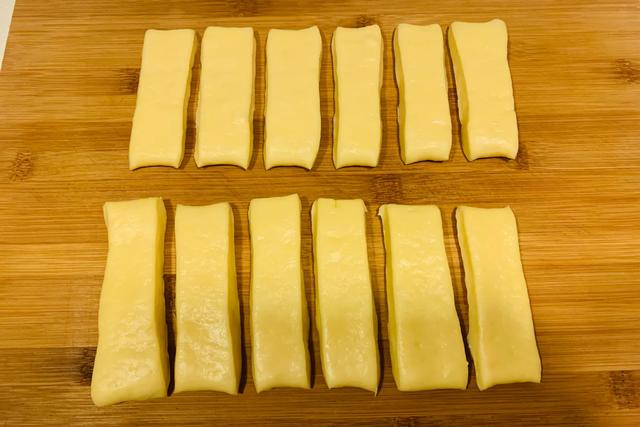 油条饼怎么做才松软（蓬松酥脆的大油条和油饼一步到位）(12)