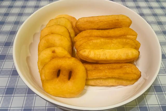 油条饼怎么做才松软（蓬松酥脆的大油条和油饼一步到位）(1)