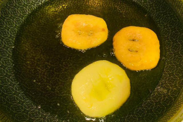 油条饼怎么做才松软（蓬松酥脆的大油条和油饼一步到位）(19)