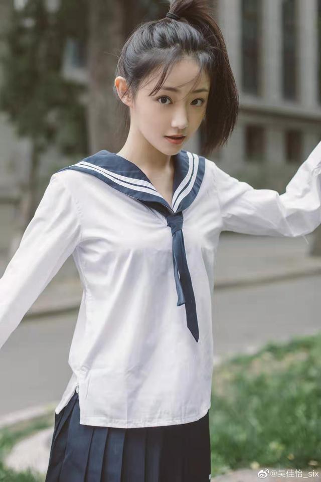 在“烈火军校”饰演曲曼婷的吴佳怡，戏里戏外的穿搭都好看