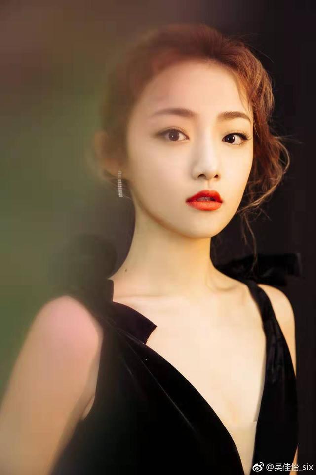 在“烈火军校”饰演曲曼婷的吴佳怡，戏里戏外的穿搭都好看
