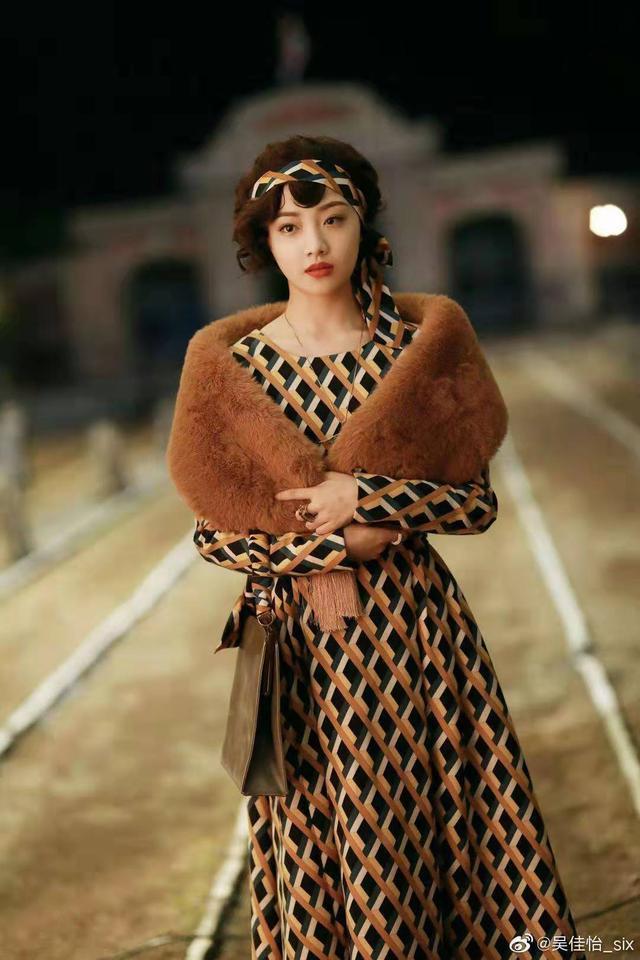 在“烈火军校”饰演曲曼婷的吴佳怡，戏里戏外的穿搭都好看