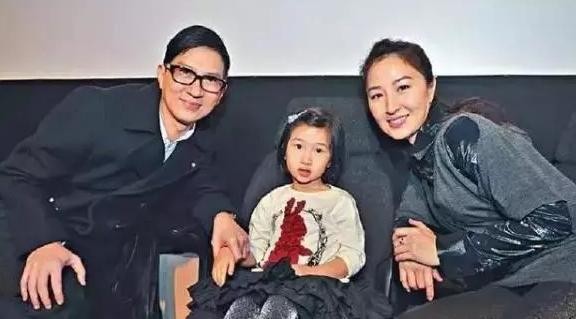 影帝张家辉背后的女人，妻子关咏荷老态明显，女儿酷似父亲