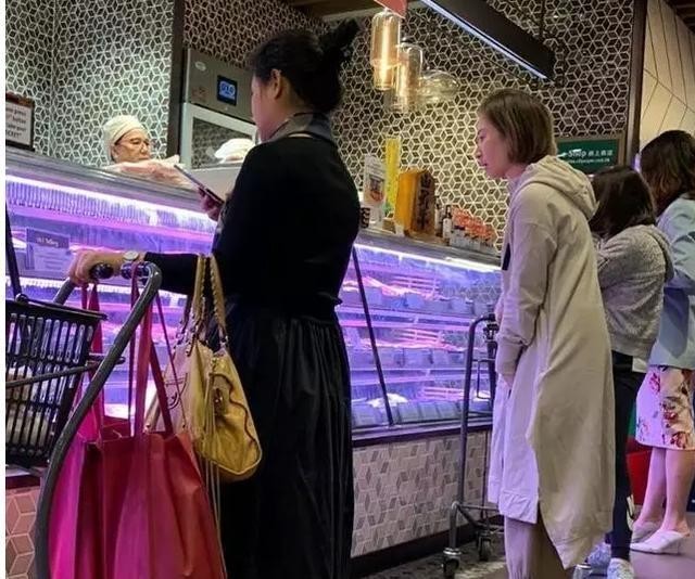 影帝张家辉背后的女人，妻子关咏荷老态明显，女儿酷似父亲