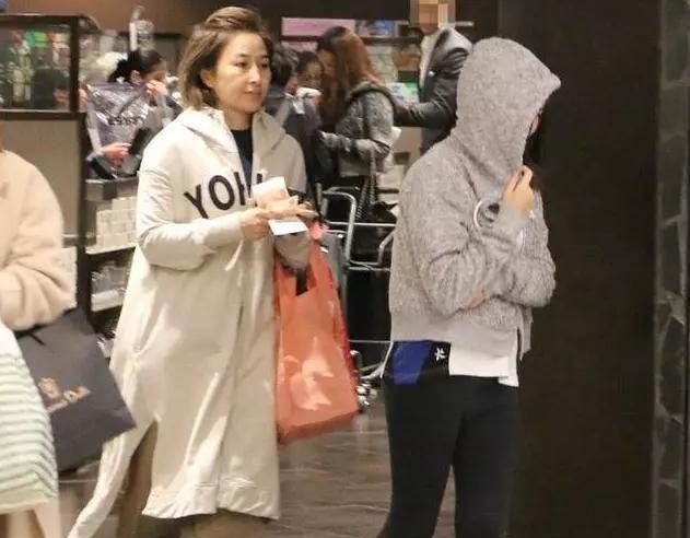 影帝张家辉背后的女人，妻子关咏荷老态明显，女儿酷似父亲