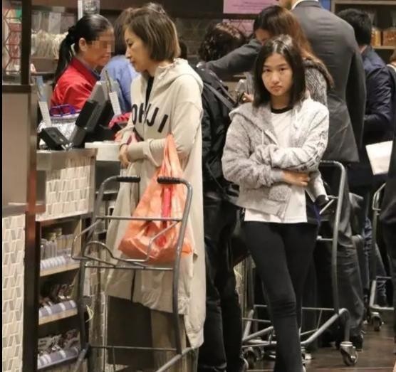 影帝张家辉背后的女人，妻子关咏荷老态明显，女儿酷似父亲