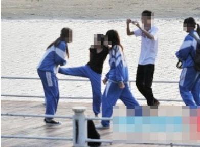 再现校园暴力，初中生被6名学生围殴暴揍，哀嚎大喊“我错了”