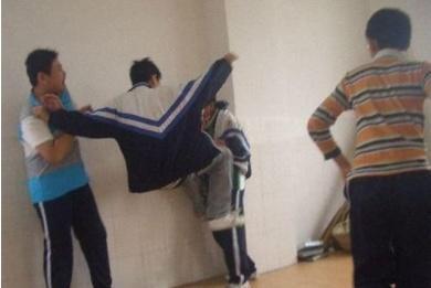 再现校园暴力，初中生被6名学生围殴暴揍，哀嚎大喊“我错了”