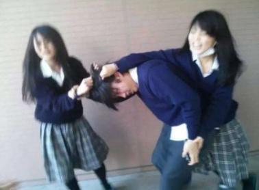 再现校园暴力，初中生被6名学生围殴暴揍，哀嚎大喊“我错了”