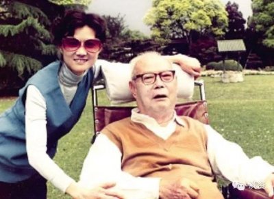 ​80年代，叶文珊与父亲叶剑英，一张罕见的留影，十分温馨！