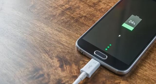 手机放在插头一边充电有危险（电源插口起火烧家）(3)