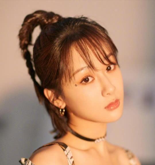 杨紫：我不想拍男人装，经纪人：不，你想，结果惊艳四座！