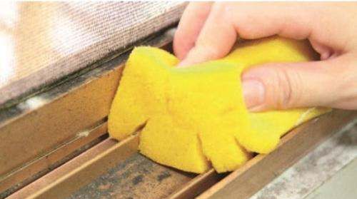 窗缝里的灰尘怎么去除,怎样巧妙清理窗户缝里的灰尘图3