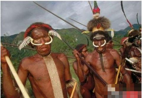 非洲部落恐怖的食人习俗 吃掉死者留残骨做纪念