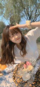 ​壁纸 | 擦肩而过时和身边人谈笑风生，心情却随余光里的你走