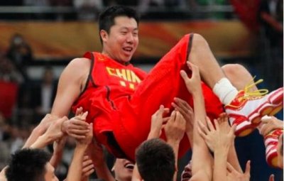 ​王治郅爱情再亮红灯？前妻身份很神秘，2婚娶美丽主持至今未要娃