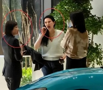 ​愚人节网友拍到雷军妻子张彤陪邓文迪看SU7车的照片