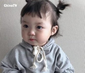 ​韩国又出表情包萌娃，5岁的她白嫩嫩粉嘟嘟，超级可爱